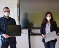 Bild: bö
Lehrerlaptops für die Klassenleiter übergaben in den vergangenen Tagen Bürgermeister Erich Meidinger (rechts) mit dem IT-Beauftragten der Gemeinde Robert Schöppl (links) an Rektorin Heidrun Leitz.