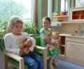 Bild: Portner
Die Infrastruktur am Ort ist für junge Familien ideal. Der neue Kindergarten mit der modern ausgestatteten Puppenecke ist für diese beiden Mädchen ein Argument zum Wohlfühlen.