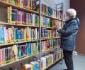 Bild: Anita Benkhardt/exb
Die wichtigste Abteilung der Pfarrbücherei ist der Bereich für die Kinderbücher. Die Auswahl dort ist riesengroß. „Insgesamt stehen fast 4000 Bücher für den Nachwuchs in den Regalen“, weiß Mitarbeiterin Marianne Reger.