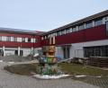 Bild: bnr
Nachdem die Fassadenarbeiten an der Mittelschule größtenteils abgeschlossen sind, verlagern sich die weiteren Arbeiten in den Innenbereich. Bis nach den Sommerferien soll alles fertig sein.