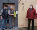 Bild: gru
Von links Ehemann Andreas Lindner, Jubilarin Lydia Lindner und der Vorsitzende der Wählergemeinschaft Unsere Gemeinde, Hans Klann, bei der Gratulation zum 75. Geburtstag.