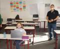 Bild: lhc
Auch die in der Notbetreuung befindlichen Schülerinnen und Schüler der Walter-Höllerer-Realschule sitzen in einem Klassenzimmer am Computer und bearbeiten Arbeitsaufträge oder nehmen an Videokonferenzen mit ihrer Klasse teil. Brauchen Schüler Unterstützung, wenden sie sich an eine betreuende Lehrkraft wie Lehrerin Katrin Bayerl-Hess (links). Auch Realschuldirektor Martin Zimmermann (rechts) besucht die Kinder und Jugendlichen der Notbetreuung.