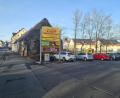 Bild: sne
Hinter halb des Parkplatzes soll der neue Netto-Supermarkt entstehen. Dafür werden Stromleitungen neu verlegt und der Gehsteig gleich mitgemacht.