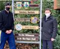 Bild: Stadt Weiden/exb
Das Schild an der Partnerschaftstafel tauschen (von links) Oberst Christopher R. Danbeck und Oberbürgermeister Jens Meyer.