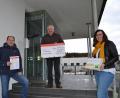 Bild: fue
Karin Birk und Martin Pepiuk (links) von der Unternehmergruppe Create Your life zauberten mit ihrer Spende von 3700 Euro dem Kinderkrebshilfe-Verein ein Lächeln ins Gesicht.