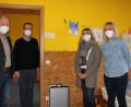 Bild: ads
Bei der Übergabe der beiden Luftreiniger: Christine Schneider vom Hersteller-Betrieb in Regenstauf (rechts) erklärte Peter Kehl von der Kirchenverwaltung, Stadtpfarrer Thoms Helm und Kindergartenleiterin Annett Rodehau (von links) die Bedienung der Geräte.