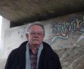 Bild: fppp
Hermann Meier unter der Brücke über die Thölauer Straße. Zum Graffiti im Hintergrund hat er eine besondere Beziehung.