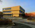 Bild: wpt
Dieser Teil des Schulhauses des Nabburger Gymnasiums macht dem Bauausschuss des Landkreises sorgen. Das Dach hat seine besten Jahre hinter sich.