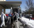 Bild: Petr David Josek/dpa
Medizinische Mitarbeiter in Schutzausrüstung transportieren eine Patientin auf einer Trage zu einem Krankenwagen vor einem Krankenhaus, das aufgrund einer hohen Anzahl an Coronapatienten überlastet ist.
