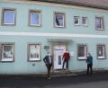 Bild: szl
Das evangelische Pfarrhaus in Plößberg soll für insgesamt 1,4 Millionen Euro saniert werden. Architekt Sebastian Grundler (Zweiter von links) stellte Dekan Thomas Guba, Bürgermeister Lothar Müller (von rechts) und Plößbergs städtebaulichem Berater Klaus Zeitler (links) die Umbaumaßnahme vor.