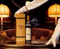 Bild: Peter Dibdin/dpa
Eine Flasche mit 60-Jahre-altem Whisky der Marke „The Macallan 1926 Fine and Rare“.
