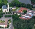 Archivbild: twi
Ein Teil des Wäldchens im Vordergrund wird der neuen Mehrzweckhalle weichen müssen. Die Digitalisierung in der Schule (rechts) schreitet voran.