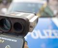 Bild: Bernd Thissen/dpa
Ein Laser-Meßgerät zur Geschwindigkeitskontrolle (Symbolbild): Mit einem Gerät wie diesem hat die Polizei einen Raser ertappt – der mit einem Mofa unterwegs war.
