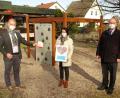Bild: Dobmeier
Dr. Matthias Loew (links) übergab 600 Euro an den Kindergarten St. Wolfgang mit Leiterin Gabi Bösl-Mrazek und Pfarrer Heribert Englhard.