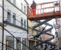 Bild: Wolfgang Steinbacher
Seit Montag sind Mitarbeiter des Amberger Betriebshofs dabei, die Winterbeleuchtung in der Altstadt abzuhängen.