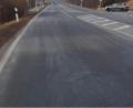 Bild: br
Auf der Schrägstrichgattermarkierung (Bildmitte) auf der Staatsstraße 2181 soll eine barrierefreie und behindertengerechte Überquerungshilfe für Fußgänger und Radfahrer geschaffen werden.