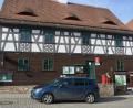 Bild: jr
Die Gästeinformation (Bild) und das Rathaus Bad Neualbenreuth wird noch heuer mit einem Glasfaseranschluss bis in die Gebäude angebunden. Die Arbeiten sollen im zweiten und dritten Quartal durchgeführt werden.