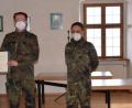 Bild: bö
Der Hohenburger Bürgermeister Florian Junkes (2.v.links) ist auch engagierter Reservist. Jetzt wurde er zum Stabsfeldwebel der Reserve befördert. Links der stellv. Kommandeur des Regionalstab TerrAufg Ost aus Bogen, Oberstleutnant Thorsten Klapp, sowie Oberstleutnant der Reserve Ludwig Nerb (2.v.re) und Stabsfeldwebel der Reserve Johann Geitner, die allesamt beim Kreisverbindungskommando Amberg-Sulzbach beordert sind.