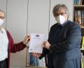 Bild: Luisenburg-Gymnasium/exb
Den Dank des Kultusministeriums übermittelte Schulleiter Oberstudiendirektor Joachim Zembsch an Studiendirektor Uwe Göbel (rechts) anlässlich dessen Verabschiedung in den Ruhestand.