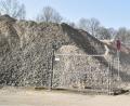 Bild: Andreas Royer
Für etwa drei Monate wird das zertifizierte Recyclingmaterial auf dem städtischen Gelände in der Bahnhofstraße zwischengelagert. Danach wird es wieder in den Unterbau der neu entstehenden Oberpfalz-Arkaden eingebaut.