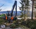 Bild: Martin Hertel/exb
Arbeitsplatz mit Ausblick auf die Kösseine: Bernhard Kraus und Josef Scherm, Mitarbeiter bei den Bayerischen Staatsforsten, besprechen mit Harvesterfahrer Peter Pscherer die Holzerntemaßnahme bei Tröstau.