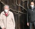 Bild: gru
Karl Regler (links) nimmt an seinem 90. Geburtstag die Glückwünsche von Bürgermeister Hans-Jürgen Strehl mit dem gebotenen Abstand entgegen.