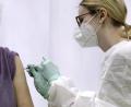 Bild: Michael Sohn/POOL AP/dpa 
Eine Frau erhält eine Impfung gegen das Coronavirus.