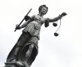Symbolbild: Arne Dedert
Eine Bronzestatue der römischen Göttin der Gerechtigkeit, Justitia.