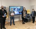 Bild: Stadt Weiden/exb
Der Gewinnerin des Kreisentscheids Vivien Grastat (auf dem Bildschirm) gratulieren (von links)Florian Graf, Michael Maier, Maria Steigner und Ruth Neumann.