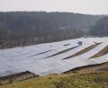 Bild: bö
Der Gemeinderat in Ebermannsdorf sprach sich gegen den Bau von weiteren Freiflächen-Photovoltaik-Anlagen aus. Hier die bestehende Anlage nahe am Weg der Generationen an der Autobahntrasse.
