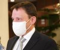 Bild: Gabi Schönberger
Vor den Mikrofonen und Kameras im Neuen Rathaus kommentiert Oberbürgermeister Jens Meyer am Sonntag gegen 21 Uhr die Niederlage für Weiden-West IV, die sich zu diesem Zeitpunkt schon deutlich abzeichnet. Ein bitterer Abend auch für Stadtkämmerin Cornelia Taubmann (im Hintergrund).