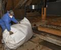 Bild: Petra Hartl
Im historischen Altbau, in den das neue Stadtarchiv als Haus im Haus eingebaut wurde, musste die Dämmung zu großen Teil ausgebaut und entsorgt werden, weil sie sich voller Wasser gesogen hatte.