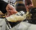 Archivbild: Armin Weigel
Fassbier ist für die bayerischen Brauereien derzeit ein Problem, weil es bei geschlossener Gastronomie und ohne Volksfeste kaum verkauft werden kann.