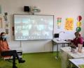Bild: sne
Klassenlehrerin Kerstin Schröder und Lehramtsanwärterin Nicola Putzer sitzen beim Online-Unterricht vor dem großen Whiteboard. Nach der Einarbeitungszeit ist die Situation mittlerweile zum Alltag geworden.