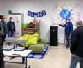 Bild: stg
Hausmeister Marco Kiele (Dritter von rechts) erläuterte den Mitgliedern des Bauausschusses in einem Klassenzimmer die Funktionsweise des Raumluftreinigers.