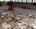 Bild: lhc
In der Turnhalle der Walter-Höllerer-Realschule leistet der Bagger schon ganze Arbeit. Sie verschwindet In Kürze und macht Platz für einen Neubau.