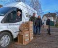 Bild: Julian Beer/exb
Friedrich Keller (von links) holte die Spenden mit seinem Glücksbringer-Mobil ab. Übergeben wurden sie von Matthias Pöll, Bianca Buchmann und Julian Beer.