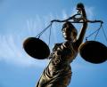 Symbolbild: David-Wolfgang Ebener
Eine Statue der Justitia hält eine Waage in ihrer Hand.