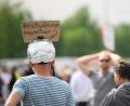 Archivbild: Sebastian Gollnow, dpa
Ein Mann trägt auf einer Querdenker-Kundgebung einen Aluhut mit einem Schild, auf dem "Verschwörungstheoretiker" steht. Zu den Beschwerden über die Corona-Berichterstattung sagte Presserats-Sprecher Sascha Borowski: „Wir haben schon den Eindruck, dass auch viele Corona-Skeptiker mit dabei sind."