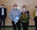 Bild: sm
Schulleiterin Doris Bodensteiner (rechts) und Bürgermeister Ernst Schicketanz (links) verabschiedeten Wolfgang Bäumler (Mitte), den langjährigen Hausmeister der Altenstädter Grundschule, in den Ruhestand.