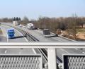 Bild: Gabi Schönberger
Blick von der Brücke der Südost-Tangente auf die Autobahn, deren offenporiger Asphalt in Richtung Frauenricht in den Sommerferien erneuert wird.