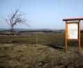 Bild: fjo
Weit reicht der Blick auf einer Anhöhe bei Saubersrieth über das Grenzgebirge nach Tschechien. Eine Schautafel des "Moosbacher Geschichtspfads" nimmt Bezug auf die Ereignisse vor 400 Jahren.