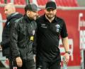 Bild: Matthias Balk/dpa
Jahn-Co-Trainer Sebastian Dreier (links) vertrat im Heimspiel gegen den SC Paderborn (mit Bild SC-Trainer Steffen Baumgart) Chefcoach Mersad Selimbegovic, der positiv auf das Coronavirus getestet worden ist.