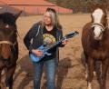 Bild: ref
Tanja Schmid würde gerne ihre Reitschule wieder öffnen, Wenn es sein muss, würde sie den Unterricht mit Luftgitarre abhalten.