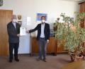 Bild: gi
Bürgermeister Armin Bulenda überreicht im Auftrag der Staatsregierung und von Landrat Andreas Meier an Konrad Lingl (links) eine Dankurkunde.