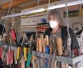Bild: nm
Irene Fritz nahm Stephan Oetzinger mit in die Welt des handwerklichen Geschicks im alten Hüterhaus, wo in Zeiten ohne Pandemie zahlreiche Kunstwerke entstehen.