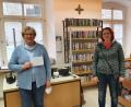 Bild: bjo
Büchereileiterin Gudrun Jeziorowski (links) erhielt 170 Euro von Simone Fleischmann (rechts) als Spende überreicht.