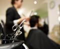 Symbolbild: Angelika Warmuth/dpa
Ab Montag dürfen die Scheren der Friseure wieder klappern. Zeit für einen neuen Haarschnitt. Die Telefone der Friseure stehen nicht mehr still.