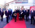 Bild: bkr
Zur Eröffnung des "FinanzPunkt" in Immenreuth kamen (von links): Hans-Jörg Schön, Landrat Roland Grillmeier, Vorstand Thomas Keck von der Sparkasse, Lena Kohl, Zweiter Bürgermeister Josef Hecht, Robert Meindl, Joachim Geyer, Wolfgang Schultes, Ludwig Zitzmann und Bereichsleiter für Privatkunden Peter Ferber.