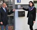 Bild: ubb
Bürgermeister Franz Stahl und Katrin Demleitner freuen sich, dass die Tourist-Info das Qualitätssiegel nun für weitere drei Jahre bekommen hat.
